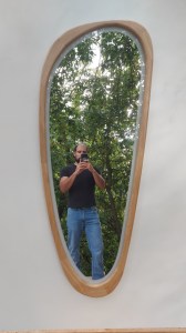 Зеркало неправильной формы с подсветкой Италия в деревянной раме